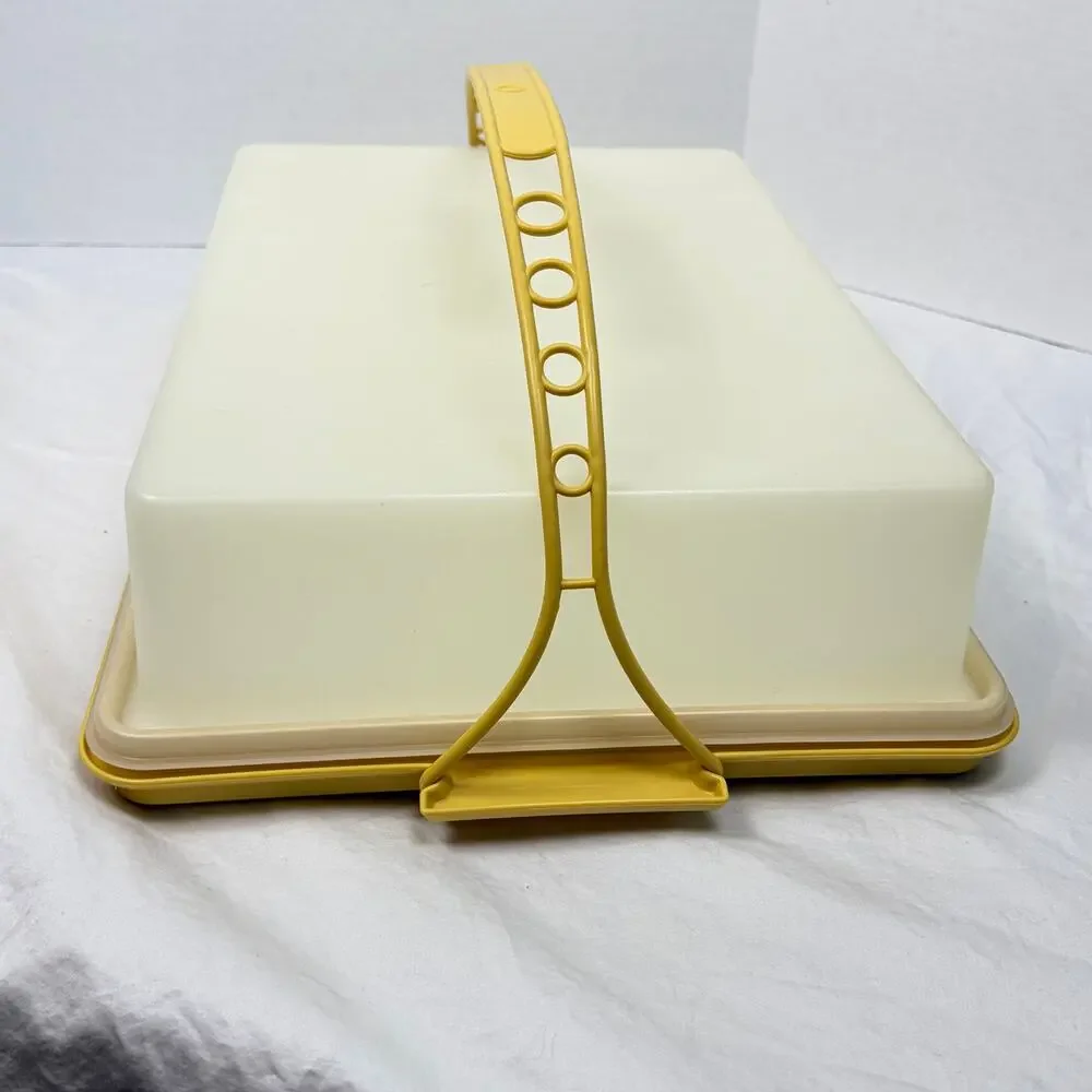 VTG Tupperware harvest gold rectangle cake carrier with handle. 622, 623, 624